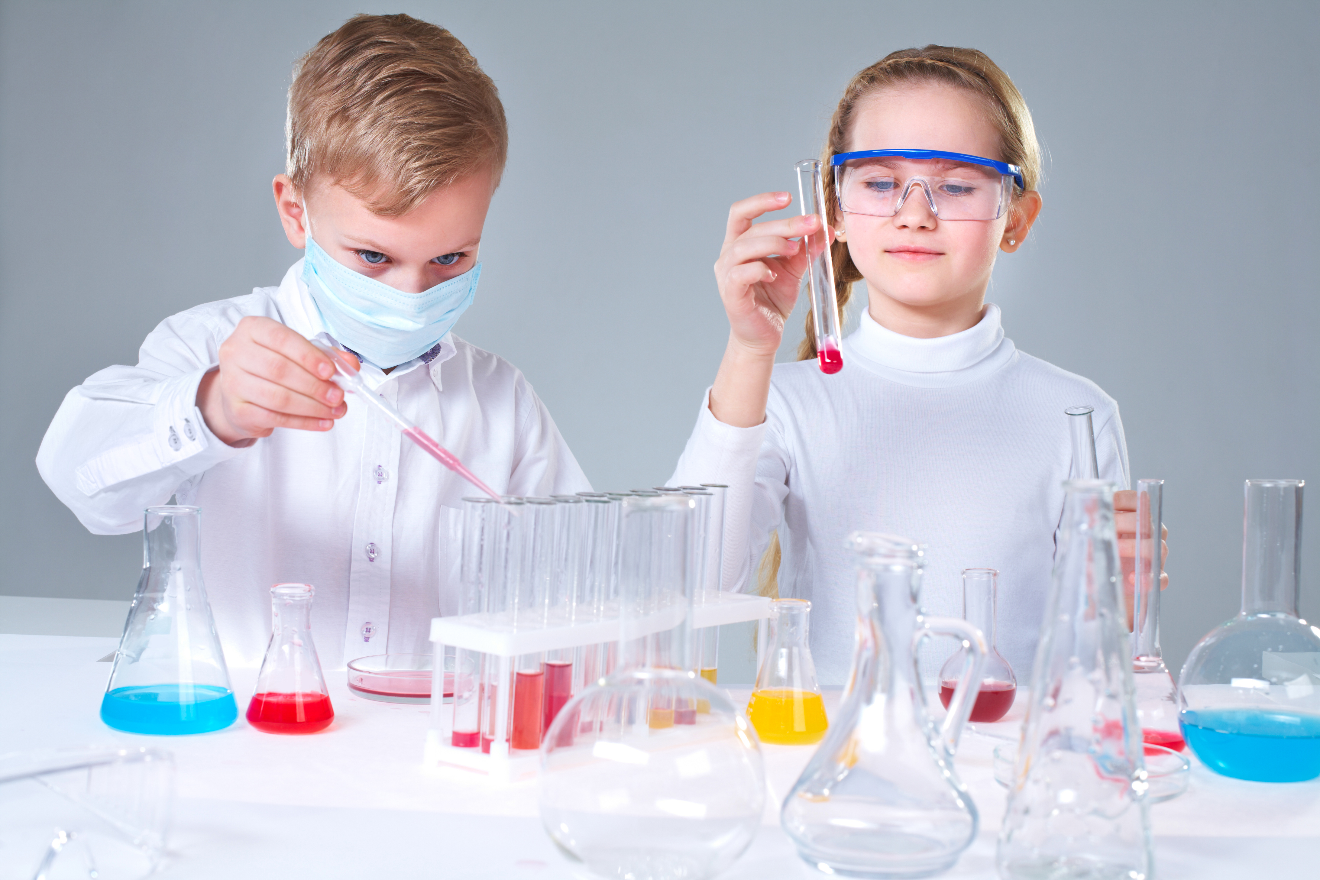 Изучение химии в школе. Научная лаборатория для детей. Школьники в лаборатории. Наука для детей. Лаборатория опытов для детей.